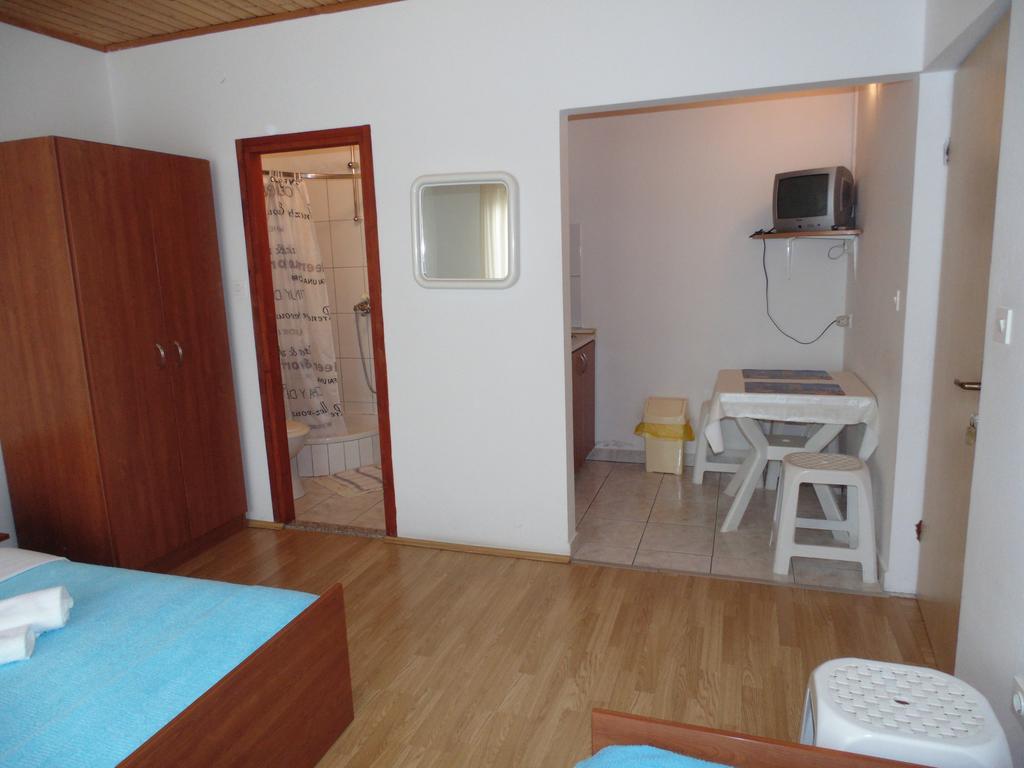 Apartments Cico Starigrad Paklenica Bagian luar foto